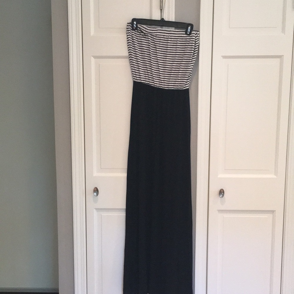 en creme black & white maxi dress. NWOT
